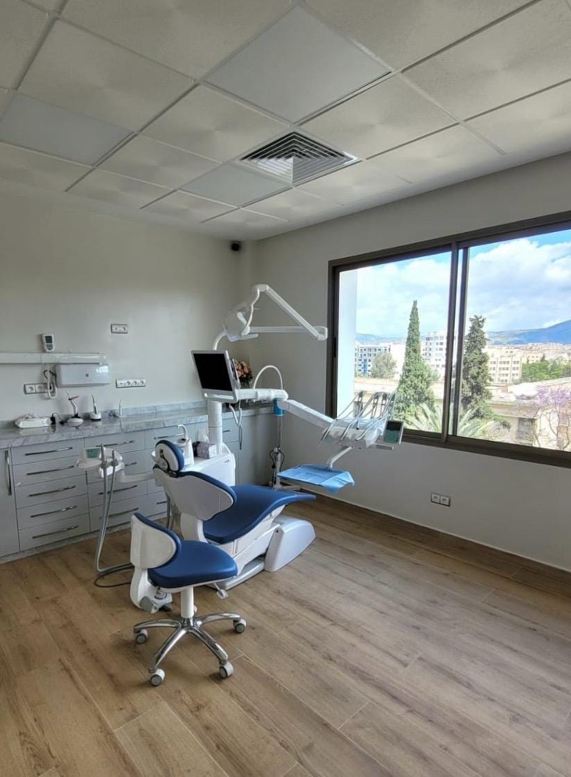 Salle de soins du cabinet dentaire du Dr Asmae Hammadi à Fès, avec vue sur la ville